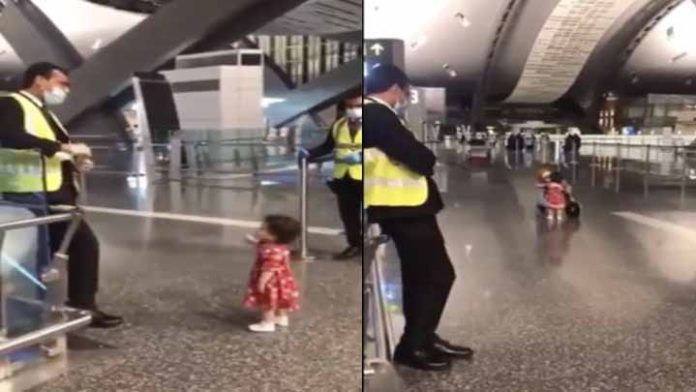 Niña le pide permiso a un policía para poder abrazar a su tía