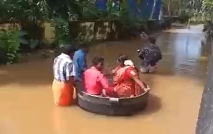 Pareja-llega-su-boda-flotando-en-una-olla