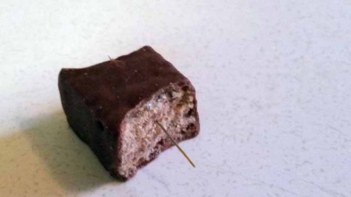 Con una aguja en un chocolate, intentan matar a un niño en Halloween