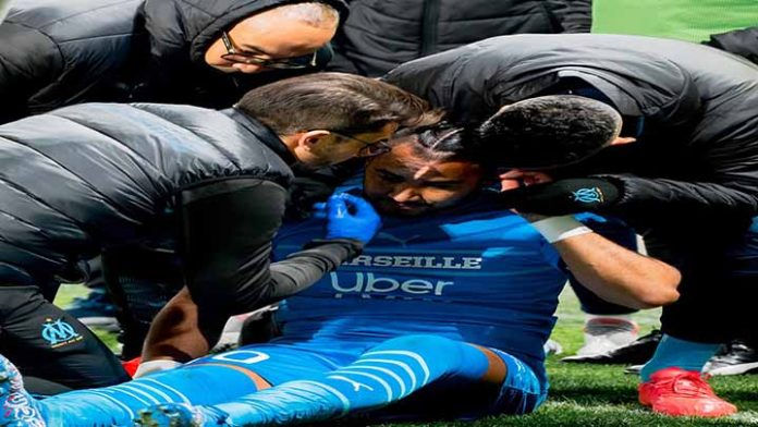 Dimitri Payet, jugador del Olimpique de Marsella recibe un botellazo durante partido