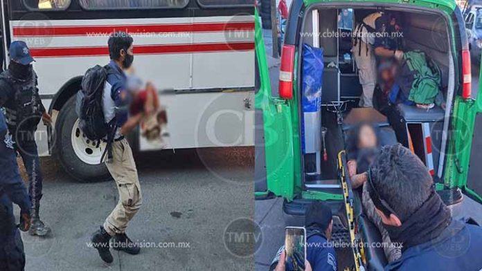 Sicarios suben a microbús a balear a mujer y a su hijo de 5 años