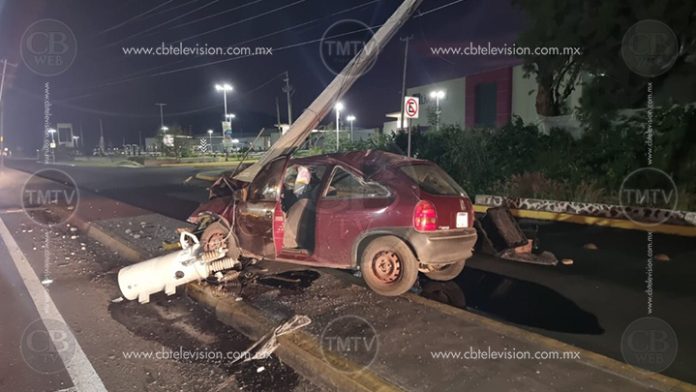 Joven de 16 años casi muere al chocar su auto contra un poste