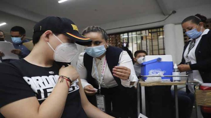 Comienza registro para vacuna anti Covid-19 para adolescentes de 15 a 17 años