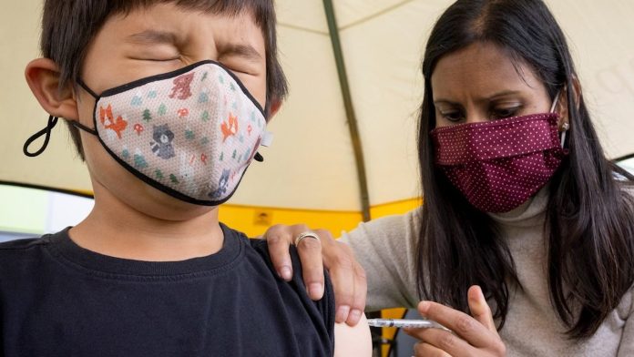 Recomienda OMS vacunar a menores de 12 años con biológico de Pfizer