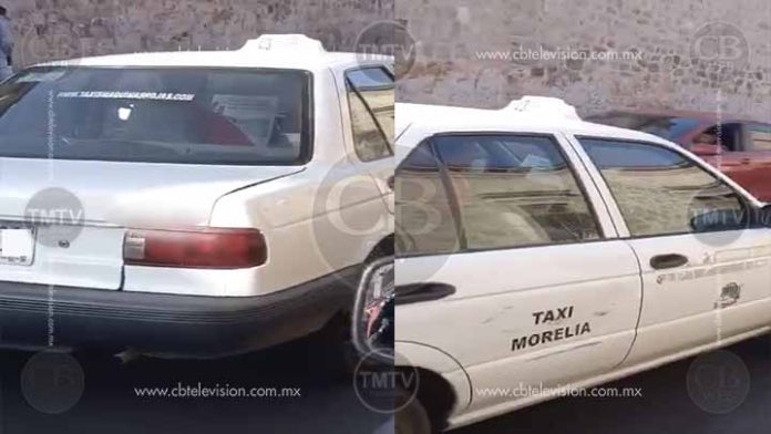 Se voló la barda; taxista se pone a leer el periódico al manejar en la Madero