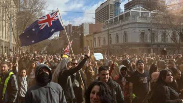 Protestan en Melbourne, Australia, por el fin de las restricciones por Covid-19