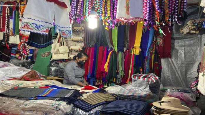 Suspensión de mañanitas a la Virgen de Guadalupe pone en riesgo ventas de trajes típicos