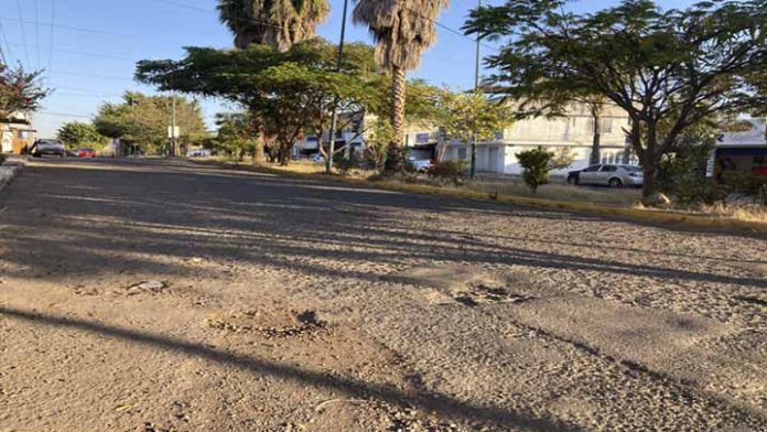 Avenida Quinceo parece calle en terracería; denuncian ciudadanos