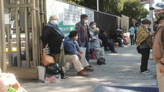 Michoacanos no están contentos con el trato que reciben del IMSS