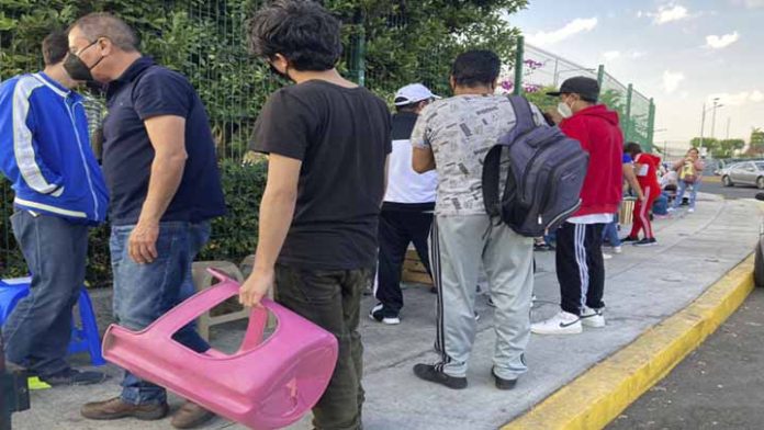 De nueva cuenta veinteañeros hacen fila desde un día antes para vacunarse