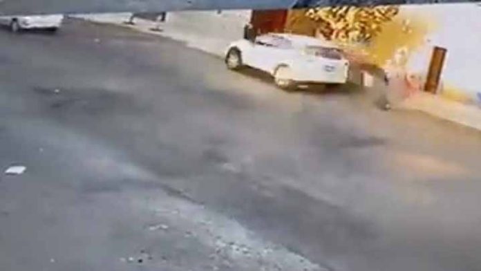 Mujer policía atropella a 3 personas y una muere