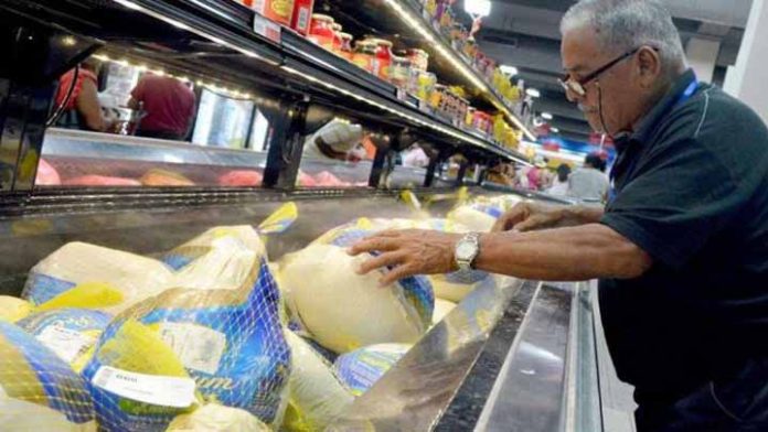 Preparativos para cena de navidad y año nuevo mueven un poco el comercio