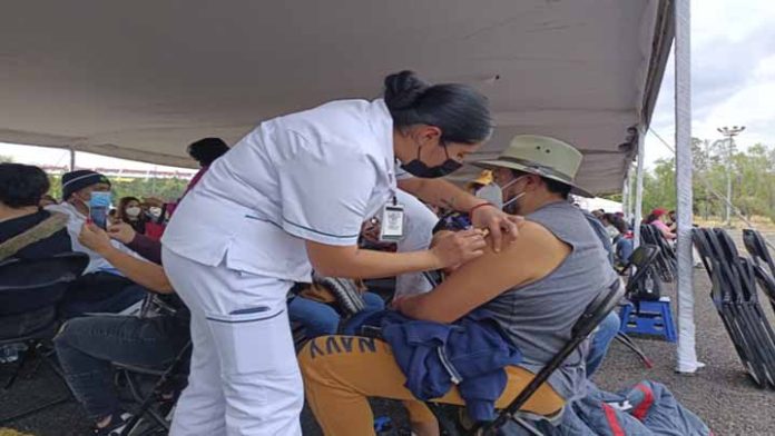 Con filas kilométricas avanza jornada vacunación para refuerzo de 40 a 59 años de edad