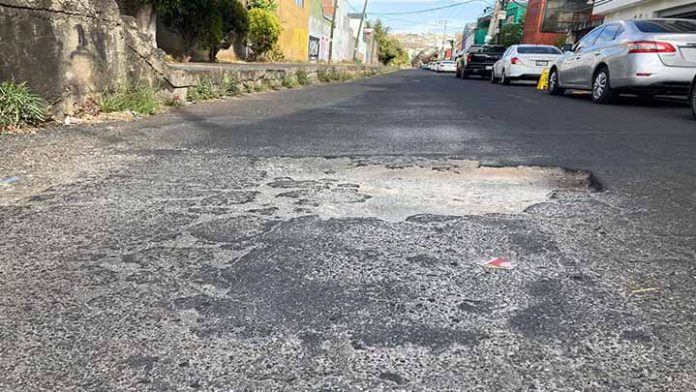 Zonas residenciales de Morelia tampoco se salvan de los baches