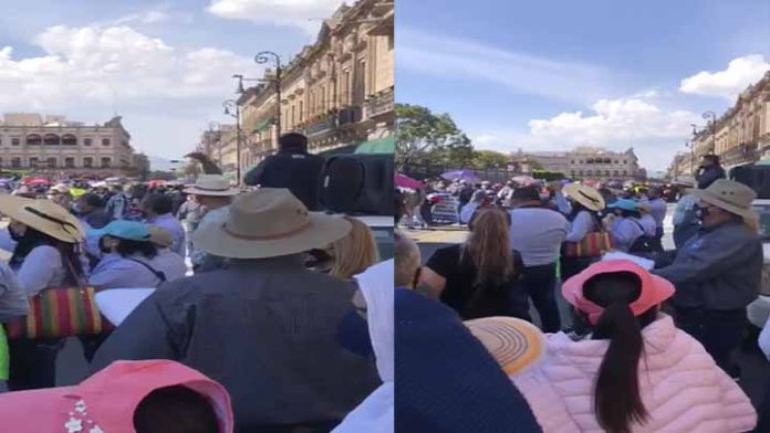 Marcha de trabajadores del COBAEM arriba a Palacio de Gobierno