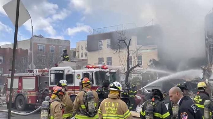 Incendio en el Bronx, Nueva York deja una mujer muerta