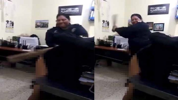Tras ser exhibida golpeando a un detenido, policía renuncia