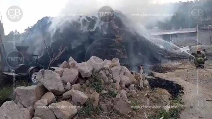 Se quema bodega de rastrojo en Numarán
