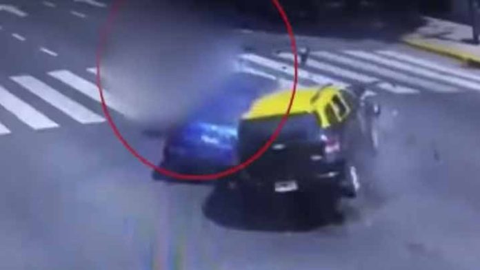 Taxista es despojado de su vehículo y muere tras aferrarse a él