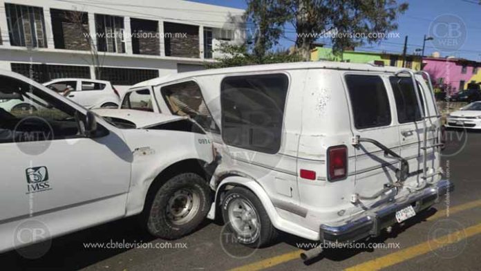 Camioneta del IMSS choca una minivan al poniente de Morelia