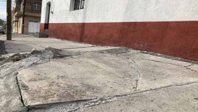 Banquetas deterioradas en la colonia Isaac Arriaga