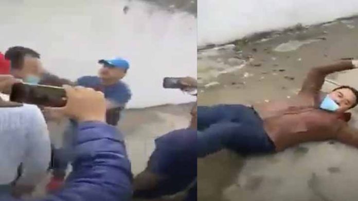 Hombre empuja al alcalde de Chalma y lo tira al suelo por quitar una reja