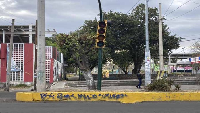 Peatones exigen la rehabilitación de semáforos en la avenida pedregal