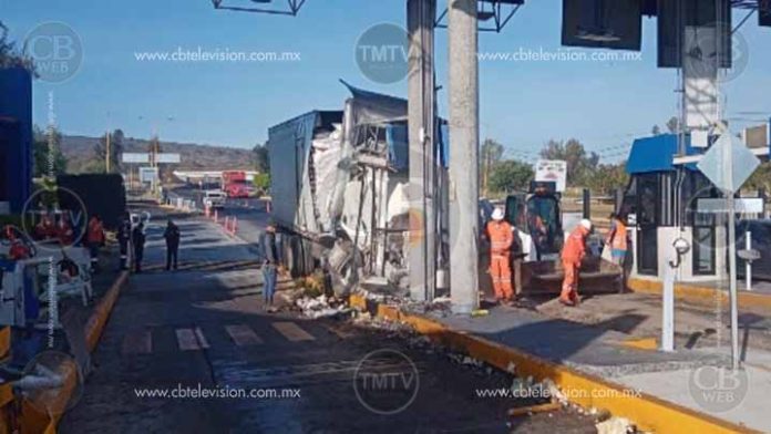 Trailero se estrella contra la caseta de cobro en la de Occidente