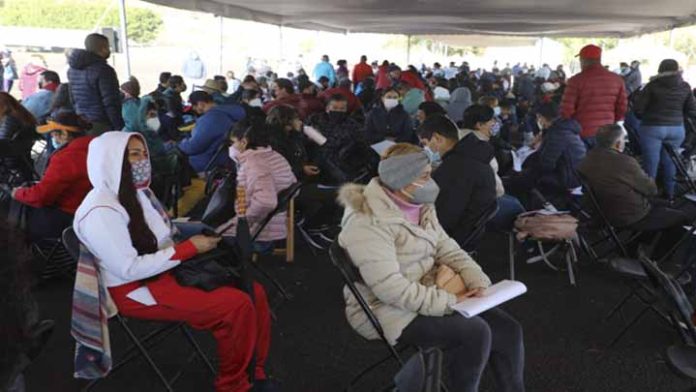 Durante el primer día de vacunación a maestros, se aplicaron más de 37 mil refuerzos
