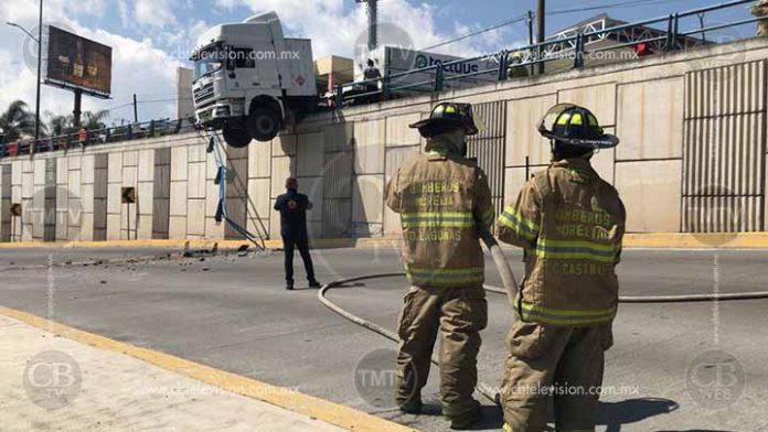 Trailer a punto de colapsar en el túnel de salida a Quiroga
