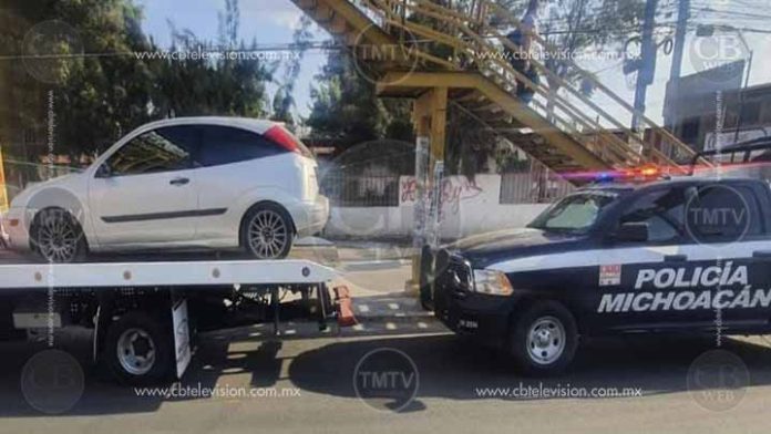 Arrestan a dos hombres y aseguran 8 autos robados en Michoacán
