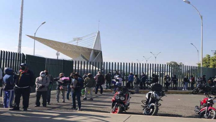Filas largas en reemplacamiento vehicular de Ciudad Universitaria