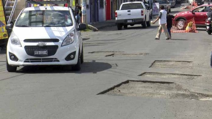 Abandonan bacheo en calle Gral. Francisco J. Múgica en Felícitas del Río de Morelia