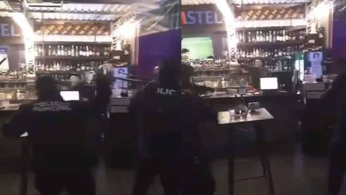 Hombre con machete enfrenta a policías en un bar