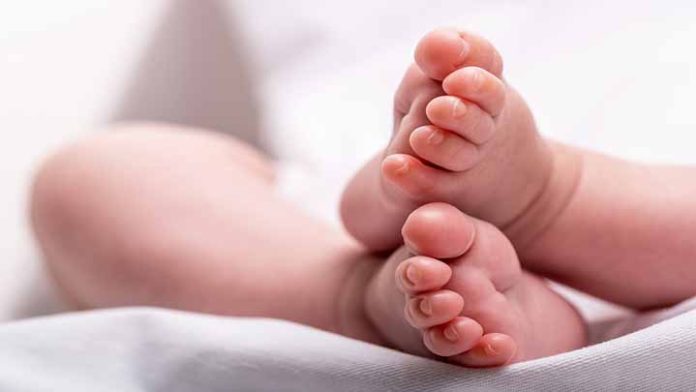 Bebé positivo a Covid, muere en la espera de cama en cuidados intensivos
