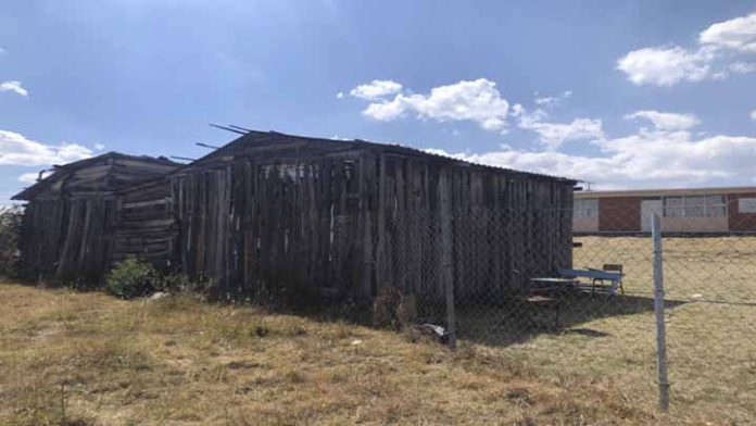 “Las condiciones son deplorables”; Padres de familia realizan denuncia por obras inconclusas en la primaria Lázaro Cárdenas