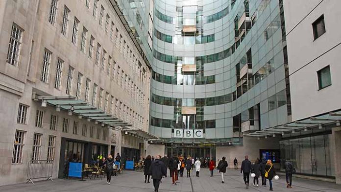 Cadena de noticias BBC suspende labores de sus periodistas en Rusia