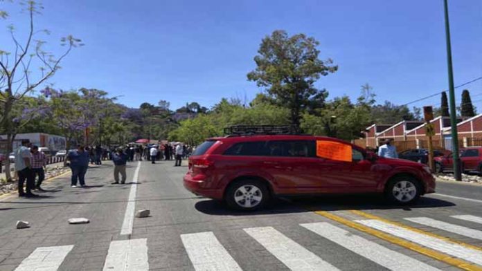 Docentes de la Esc. Sec. Tec. 3 realizaron protesta; piden legalidad en los procesos, así como un nuevo director para el plantel