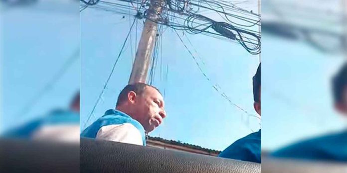 Exhiben-a-papá-de-Octavio-Ocaña-intimidando-con-pistola-a-un-chofer