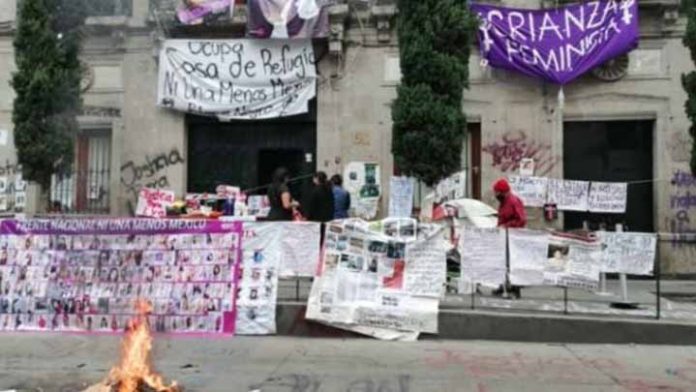 Denuncian que grupo feminista Okupa usaba donativos para fiestas y drogas
