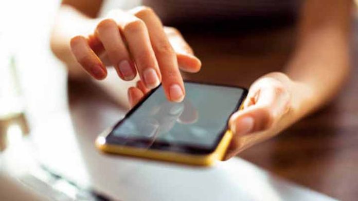 Descubre que su pareja abusaba de su hija al revisar su celular