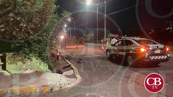 Una persona fallecida fue el saldo que dejó el choque volcadura de una combi