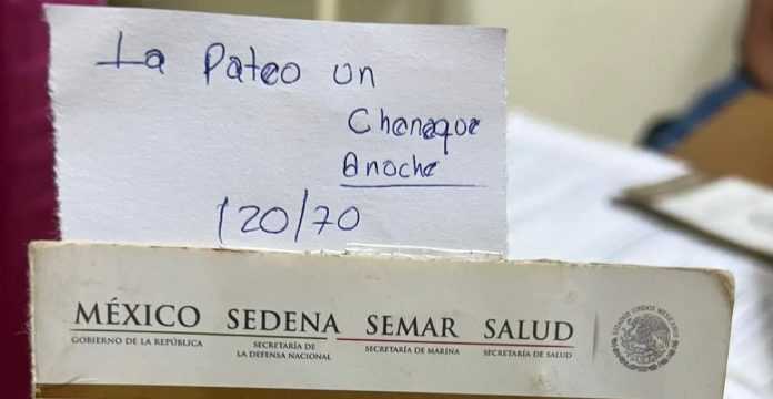 Una mujer asiste al