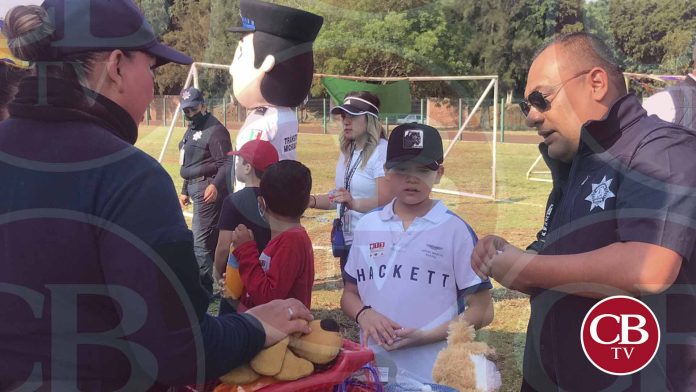 Niños y niñas recibieron un juguete a manos del personal policial