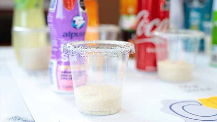 Piden evitar su consumo de bebidas para niños en temporada de calor; tienen de 10 a 14 cucharadas de azúcar