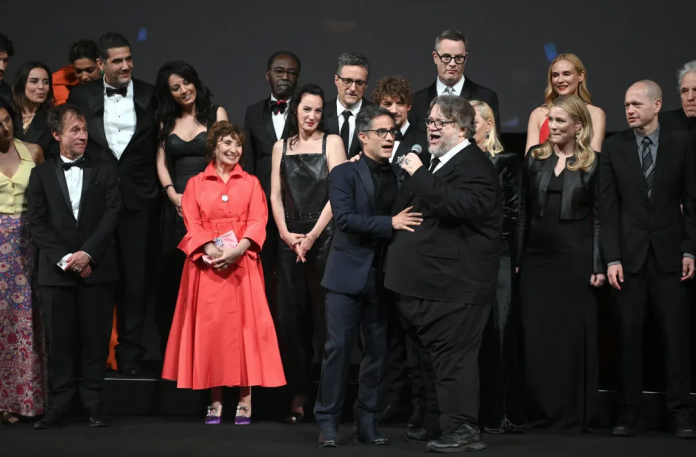 Gael García Bernal y Guillermo del Toro se echan un palomazo en Cannes 2022.
