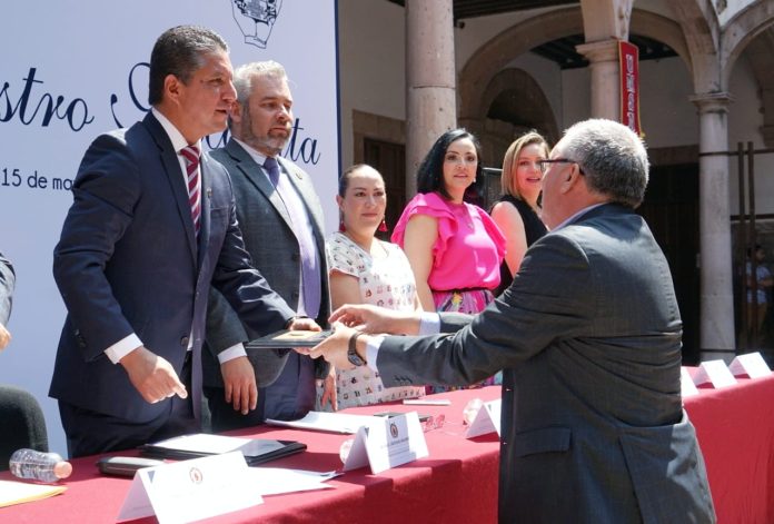 Durante la ceremonia celebrada en el Colegio Primitivo y Nacional de San Nicolás de Hidalgo, entregan reconocimientos