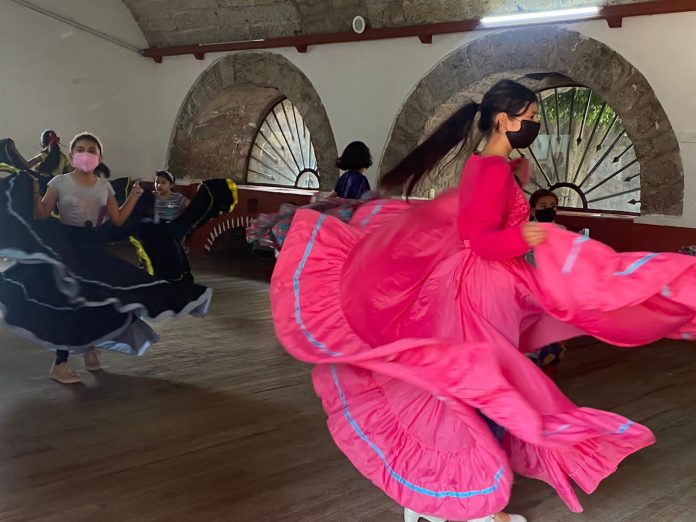 ¿Te gusta bailar? Conoce los beneficios que te genera la danza folclórica