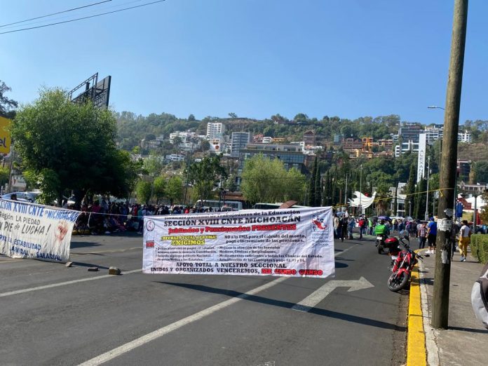 Hora y media después, ¡inició bloqueo por parte de la CNTE!