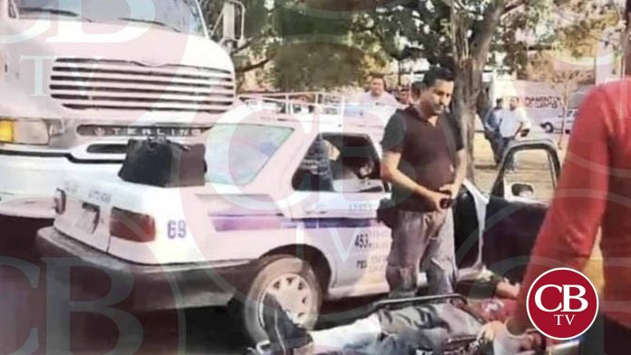 Un camión de una casa de materiales chocó un taxi